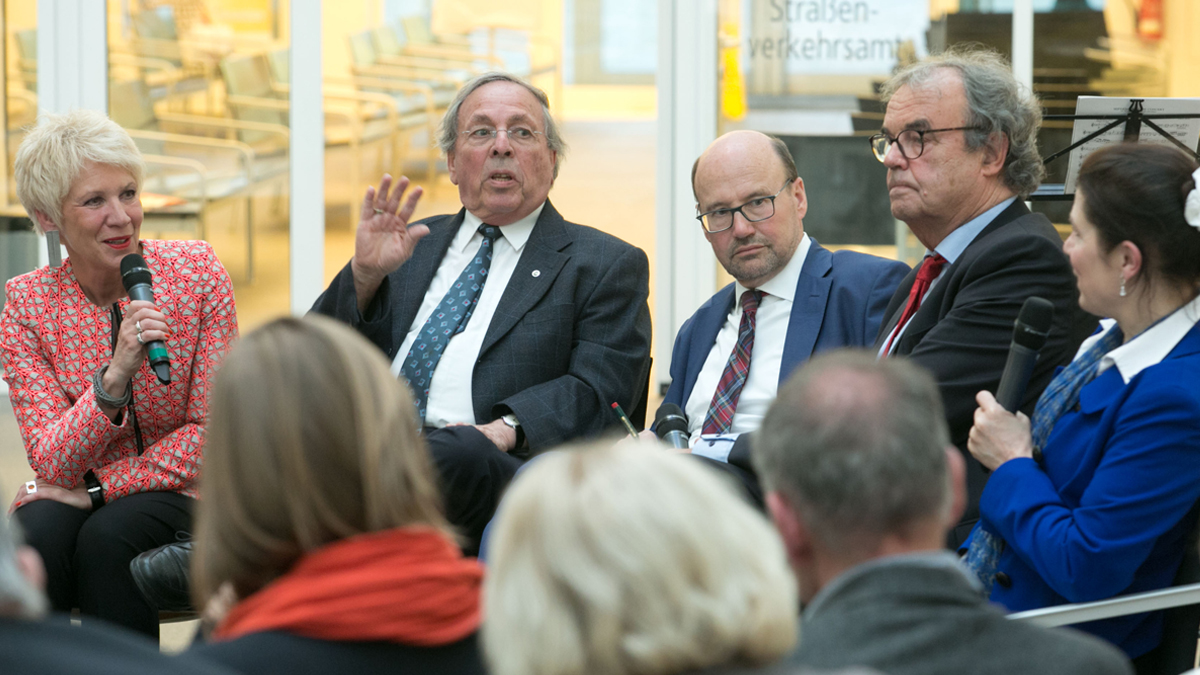 Kontakt mit Moderatorin Beate Kowollik aufnehmen